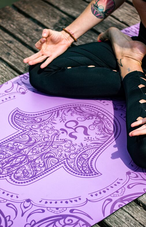 profesionální jógová podložka z přírodní gumy ALL YOGA MAT fialová HAMSA, předklon, uttanasana